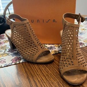 Unisa, size 8, brown/tan heel. Excellent condition